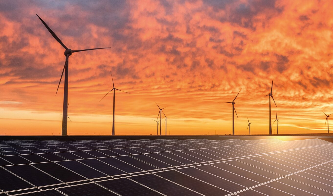 Montage Solar- und Windenergie am Abend